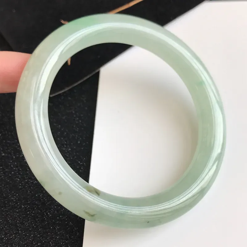 【圈口57.6mm,飘绿翡翠圆条手镯,上手典雅大气,端庄秀美,编号 GG-11.25.4】图6