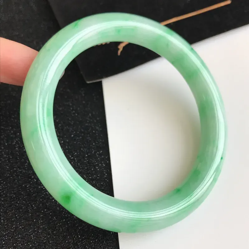 【圈口56.3mm,飘绿翡翠圆条手镯,上手高贵典雅,优雅大方,编号 1141-11.25.10】图4