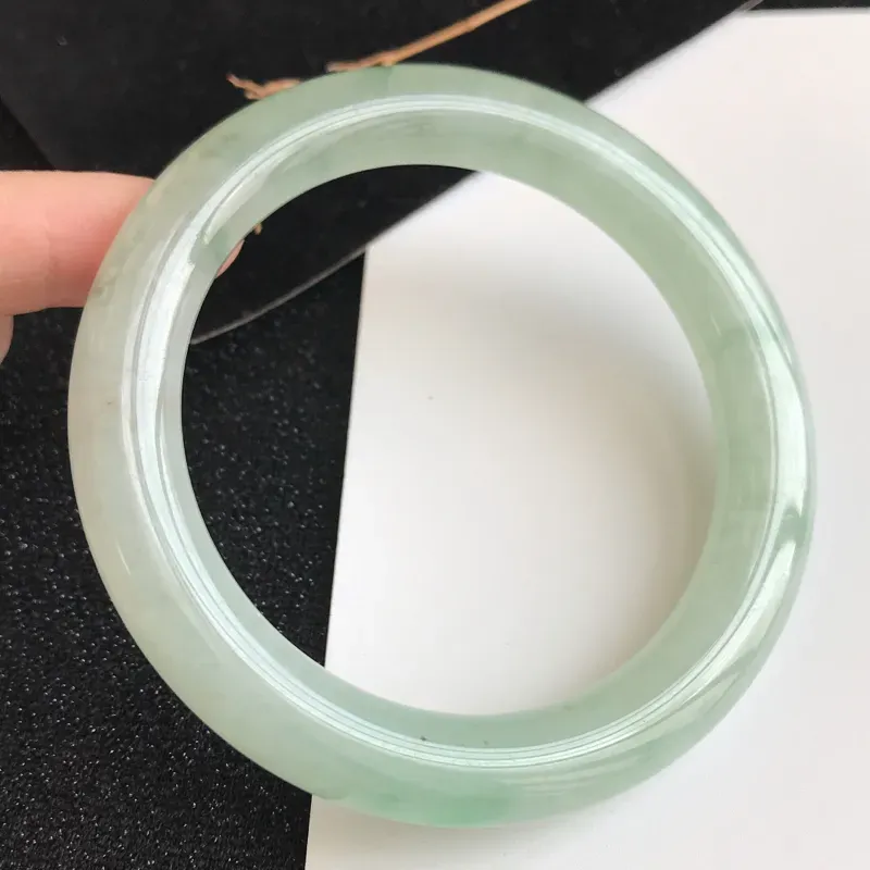 【圈口57.6mm,飘绿翡翠圆条手镯,上手典雅大气,端庄秀美,编号 GG-11.25.4】图3