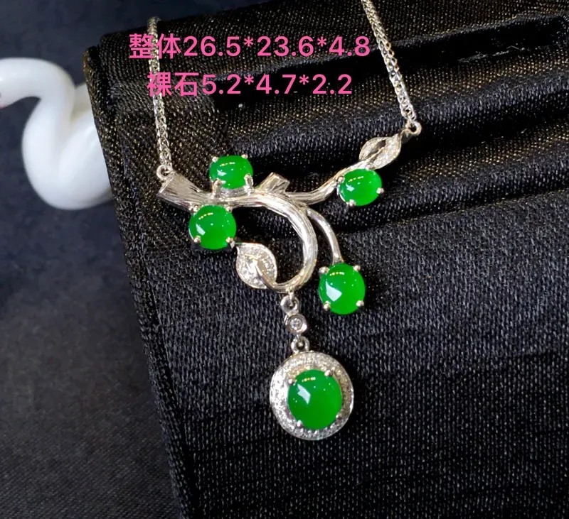 翡翠a货，满绿设计款锁骨项链，18k金伴钻，佩戴精美，性价比高，裸石尺寸5.2*4.7*2.2mm