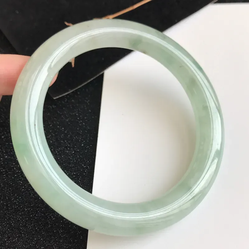 【圈口57.6mm,飘绿翡翠圆条手镯,上手典雅大气,端庄秀美,编号 GG-11.25.4】图4