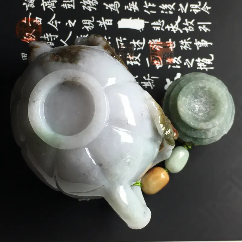 双彩茶壶摆件  尺寸76-47-47毫米 色彩亮丽 雕工精湛