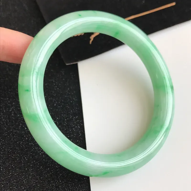 【圈口56.3mm,飘绿翡翠圆条手镯,上手高贵典雅,优雅大方,编号 1141-11.25.10】图2