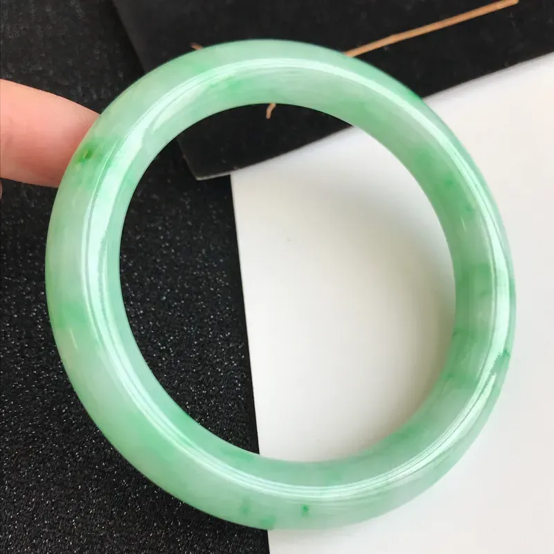 【圈口56.3mm,飘绿翡翠圆条手镯,上手高贵典雅,优雅大方,编号 1141-11.25.10】图5