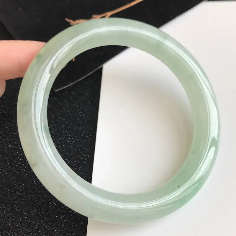 【圈口57.6mm,飘绿翡翠圆条手镯,上手典雅大气,端庄秀美,编号 GG-11.25.4】图2