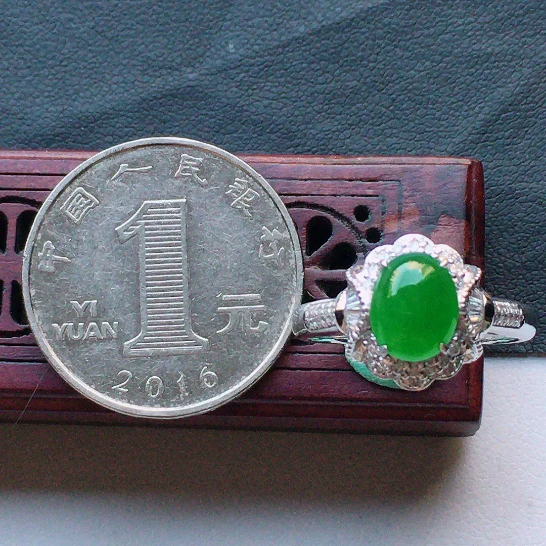 缅甸翡翠17圈口18k金伴钻镶嵌满绿蛋面戒指，自然光实拍，玉质莹润，佩戴佳品，内径：17.3mm（可免费改圈口大小），整体尺寸:12*17*9mm，裸石尺寸 ：8.2*6.6*2.2mm，重3.09克