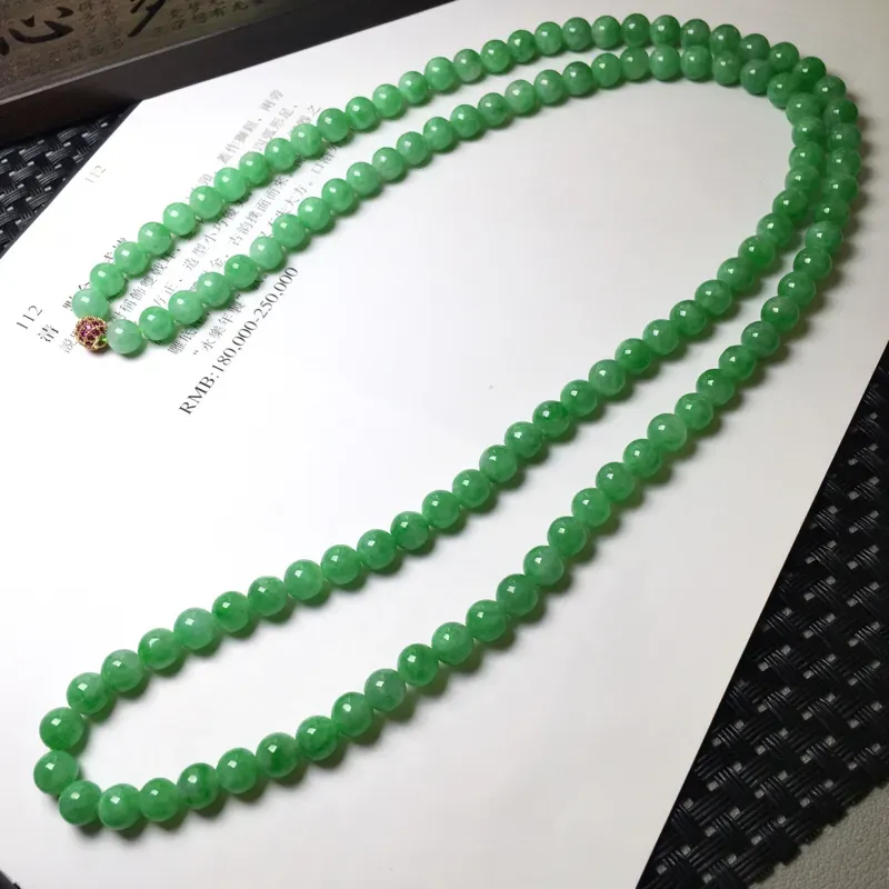 满绿项链 玉质细腻，种老起胶，上手效果很赞。隔珠为配饰。颗数:118颗
