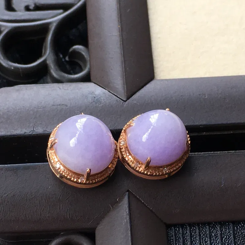 18K金伴钻镶嵌翡翠紫罗兰蛋面耳钉，种水好玉质细腻温润，颜色漂亮。裸石尺寸：8.2*7.6*5.5mm