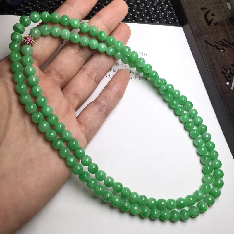 满绿项链 玉质细腻，种老起胶，上手效果很赞。隔珠为配饰。颗数:118颗