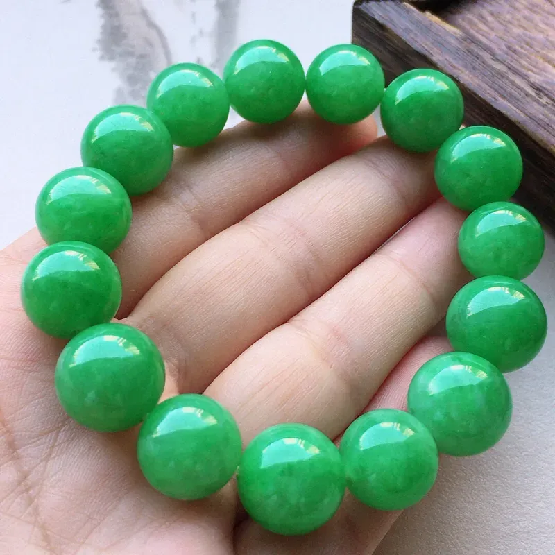 缅甸翡翠满绿圆珠手串，自然光实拍，玉质莹润，佩戴佳品，尺寸:13mm，重51.00克