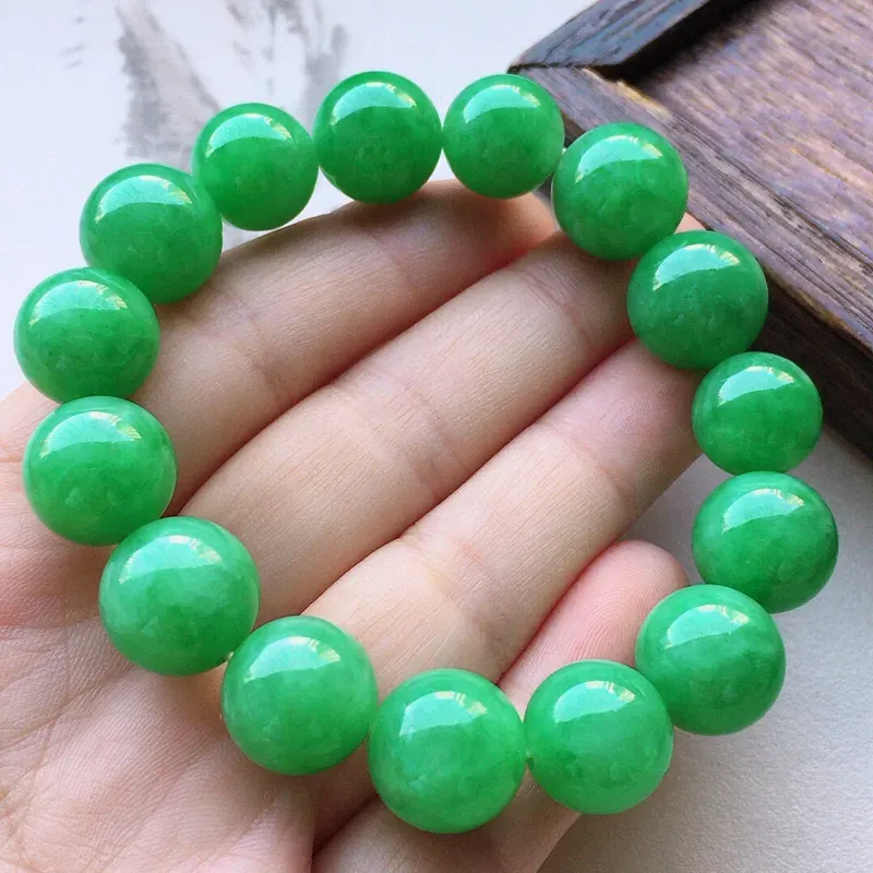 缅甸翡翠满绿圆珠手串，自然光实拍，玉质莹润，佩戴佳品，尺寸:13mm，重51.00克