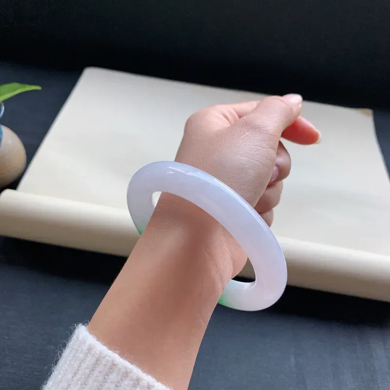 56圈口 春彩圆条手镯，清爽细致，春彩色调甜美减龄，无纹裂。圆条尺寸：55.8-12.7-11.9mm 112830*x