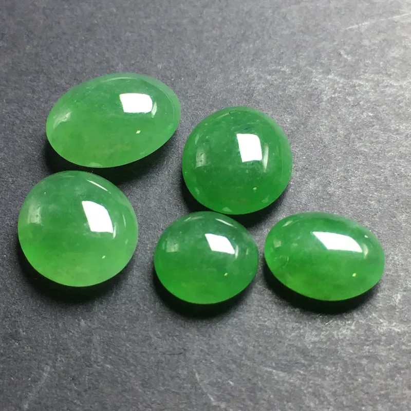 绿色蛋面裸石，种老水足，色泽漂亮，干净起光，没有纹裂，可镶嵌成戒指。尺寸：11.5-9.6-5.0 8.2-4.1