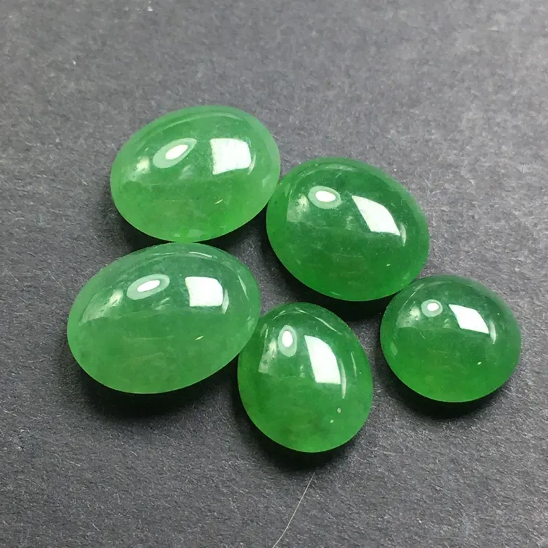 绿色蛋面裸石，种老水足，色泽漂亮，干净起光，没有纹裂，可镶嵌成戒指。尺寸：11.5-9.6-5.0 8.2-4.1