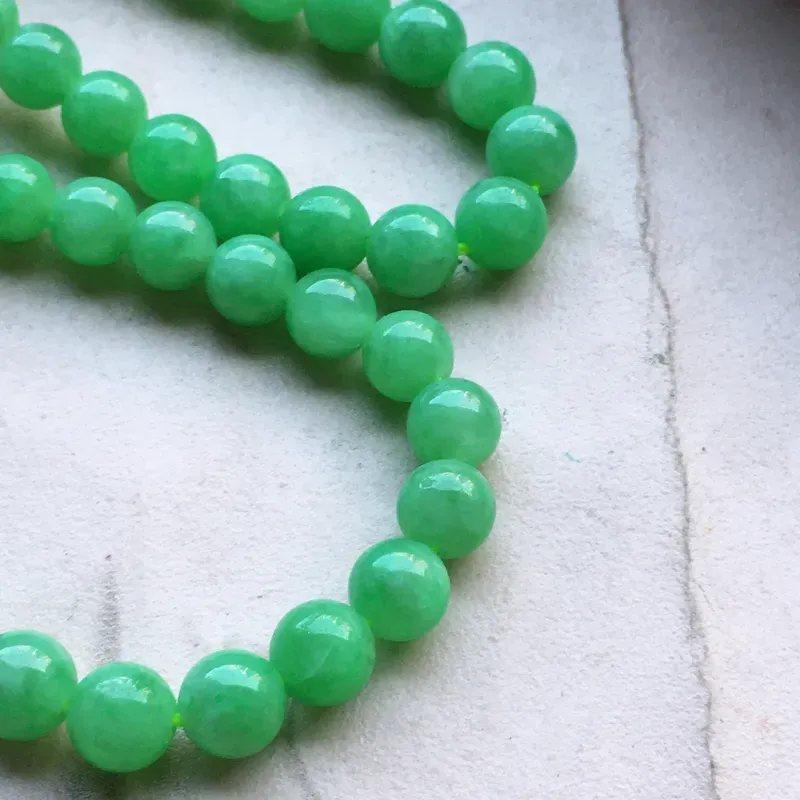 缅甸翡翠带绿圆珠项链（银扣），自然光实拍，玉质莹润，佩戴佳品，单颗尺寸大：7.9mm，单颗尺寸小：6.3mm，80颗，重45.70克