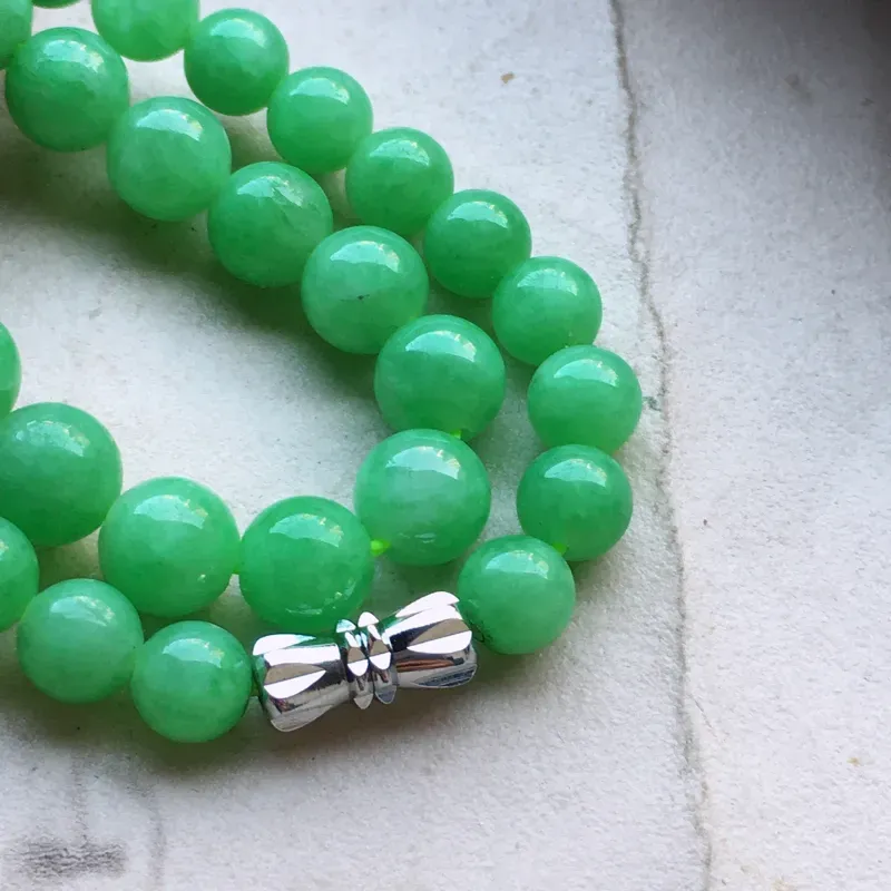 缅甸翡翠带绿圆珠项链（银扣），自然光实拍，玉质莹润，佩戴佳品，单颗尺寸大：7.9mm，单颗尺寸小：6.3mm，80颗，重45.70克