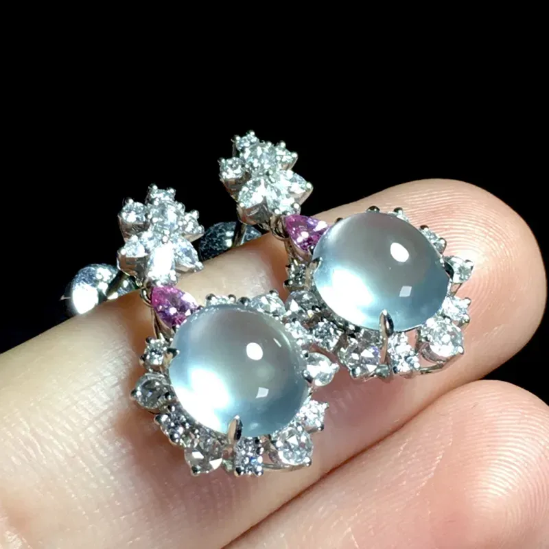 精品耳坠，
裸石9.2-8.5-5mm，7.1g，
18K金伴天然钻石镶嵌，
粉色为蓝宝石