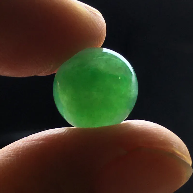 绿色蛋面裸石，底子细腻，种老水足，干净起光，饱满圆润，色泽漂亮，没有纹裂，可镶嵌成戒指。尺寸：11.8-6.5