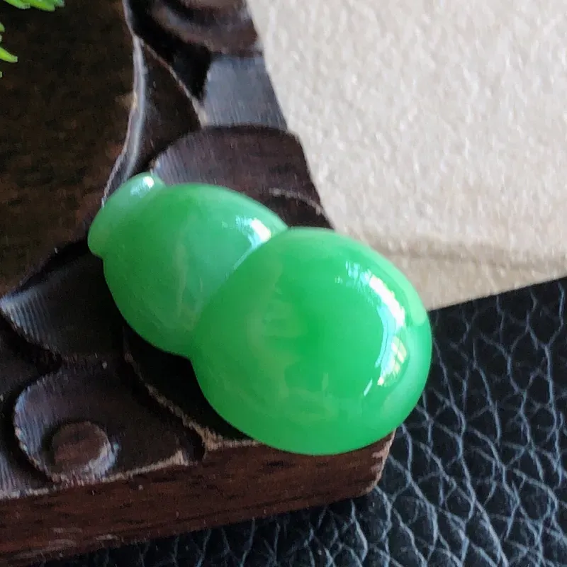 缅甸天然翡翠A货满绿葫芦裸石，可镶嵌吊坠，锁骨链，料子细腻柔洁，尺寸22/14.5/6mm，重量3.51g。