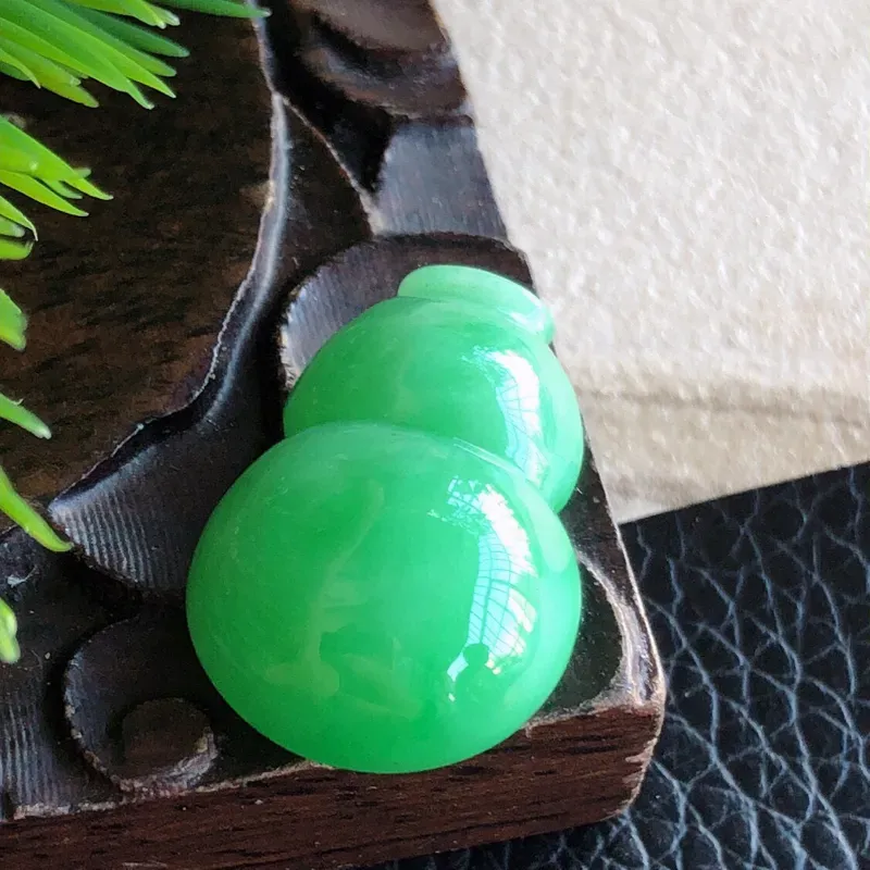 缅甸天然翡翠A货满绿葫芦裸石，可镶嵌吊坠，锁骨链，料子细腻柔洁，尺寸22/14.5/6mm，重量3.51g。
