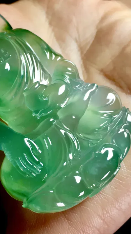 【【大日如来】,
玉雕大师老蒋作品,
料子厚庄,
雕刻立体感强,
69-38-12mm,
50g,】图2