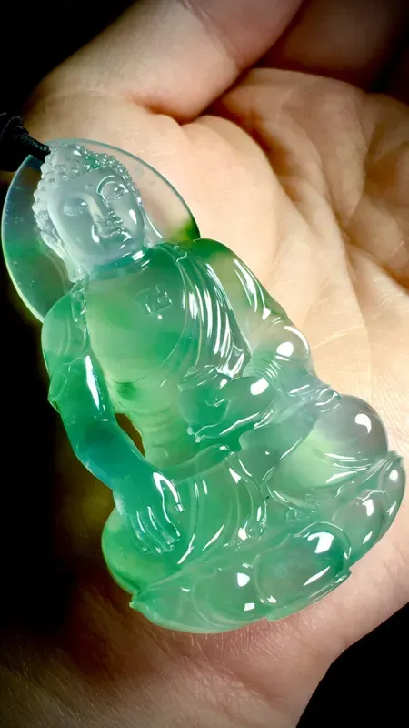 【【大日如来】,
玉雕大师老蒋作品,
料子厚庄,
雕刻立体感强,
69-38-12mm,
50g,】图4