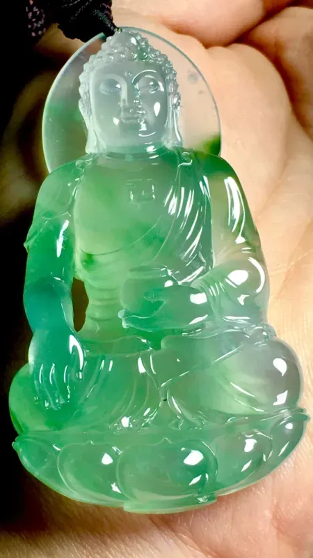 【【大日如来】,
玉雕大师老蒋作品,
料子厚庄,
雕刻立体感强,
69-38-12mm,
50g,】图3
