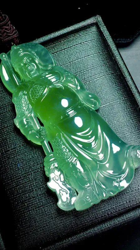 【【忠义千秋】,
武财神关公,
玉雕大师加龙作品,
73-38-11.5mm,
40.8g,
种水不错,料子漂亮】图5