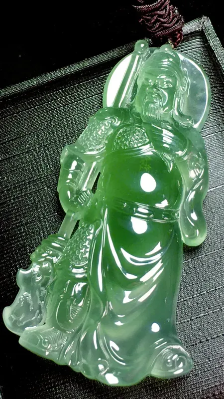 【【忠义千秋】,
武财神关公,
玉雕大师加龙作品,
73-38-11.5mm,
40.8g,
种水不错,料子漂亮】图2