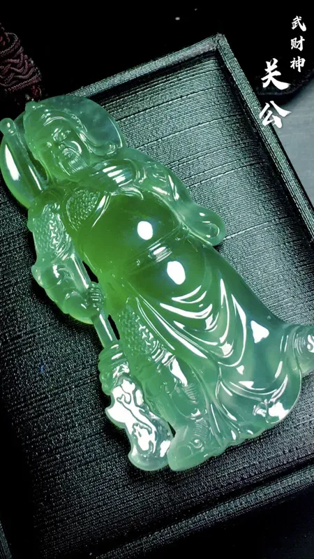 【【忠义千秋】,
武财神关公,
玉雕大师加龙作品,
73-38-11.5mm,
40.8g,
种水不错,料子漂亮】图1