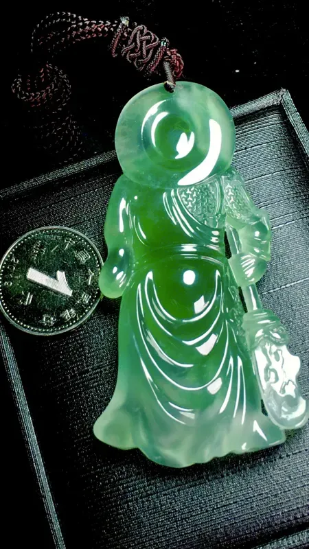 【【忠义千秋】,
武财神关公,
玉雕大师加龙作品,
73-38-11.5mm,
40.8g,
种水不错,料子漂亮】图4