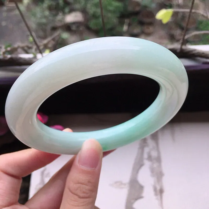 【翡翠59圈口带绿圆条手镯,尺寸:59.6*12.7*13.0mm,重100.60克,料细底好,条形好看,上手大方有档次】图3