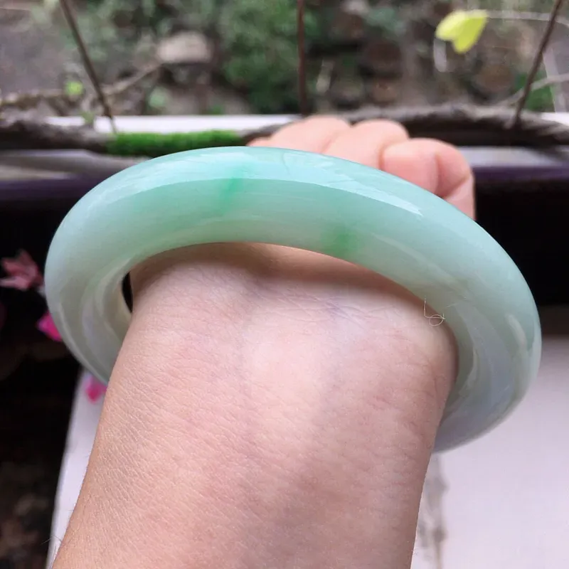 【翡翠59圈口带绿圆条手镯,尺寸:59.6*12.7*13.0mm,重100.60克,料细底好,条形好看,上手大方有档次】图7