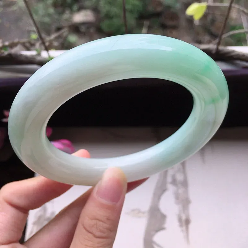 【翡翠59圈口带绿圆条手镯,尺寸:59.6*12.7*13.0mm,重100.60克,料细底好,条形好看,上手大方有档次】图1