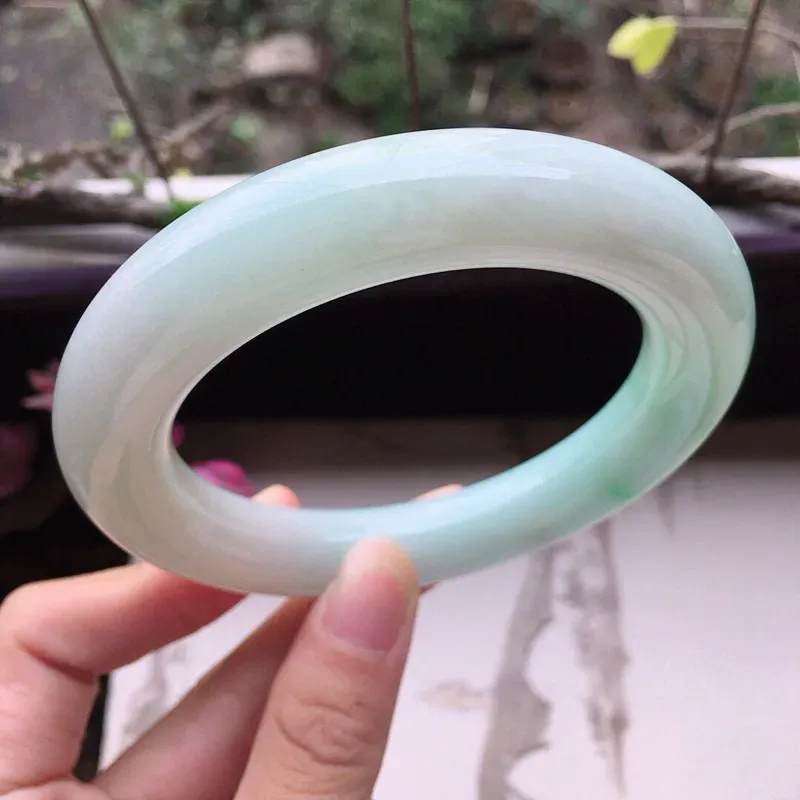 【翡翠59圈口带绿圆条手镯,尺寸:59.6*12.7*13.0mm,重100.60克,料细底好,条形好看,上手大方有档次】图2