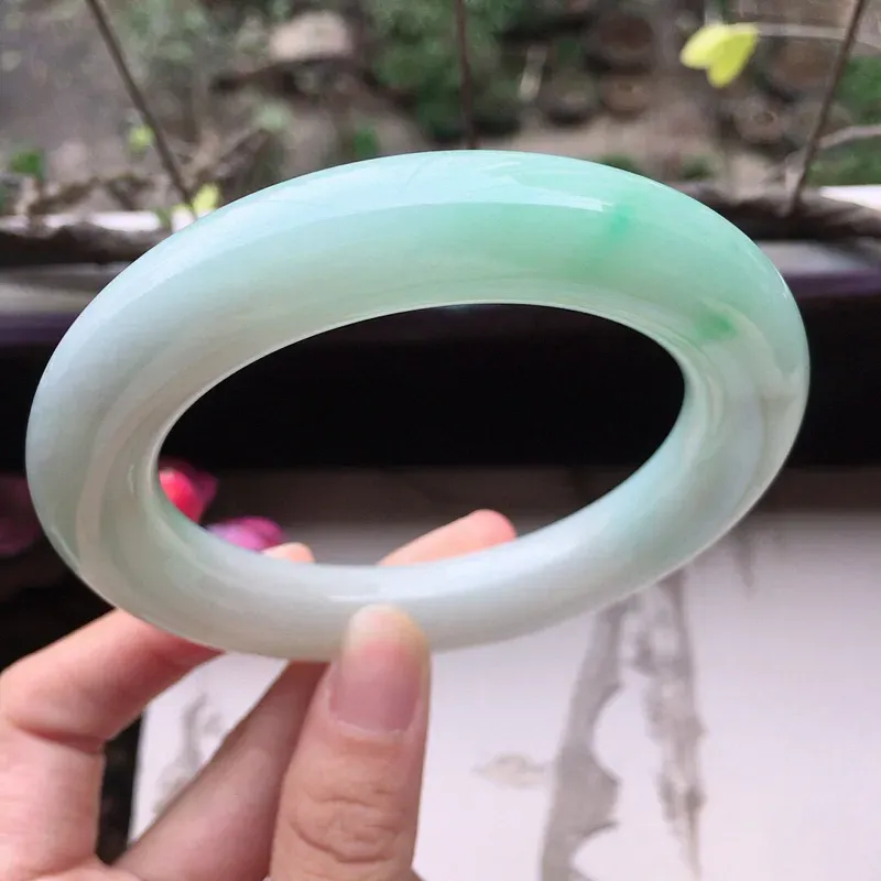 【翡翠59圈口带绿圆条手镯,尺寸:59.6*12.7*13.0mm,重100.60克,料细底好,条形好看,上手大方有档次】图6