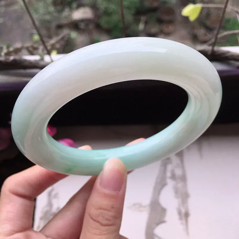 【翡翠59圈口带绿圆条手镯,尺寸:59.6*12.7*13.0mm,重100.60克,料细底好,条形好看,上手大方有档次】图4