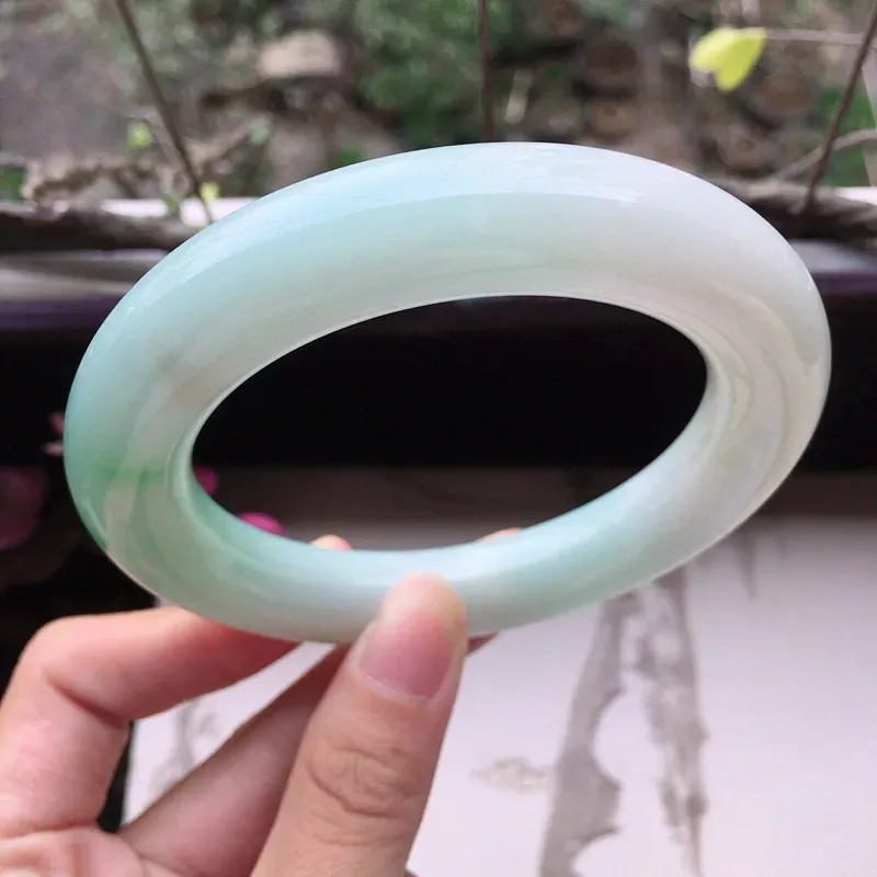 【翡翠59圈口带绿圆条手镯,尺寸:59.6*12.7*13.0mm,重100.60克,料细底好,条形好看,上手大方有档次】图5