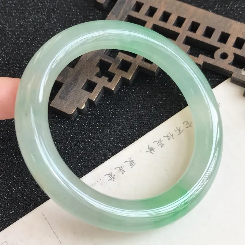 【圈口54.1mm,飘绿翡翠圆条手镯,上手高贵典雅,优雅大方,编号 ln-11.29.1】图1
