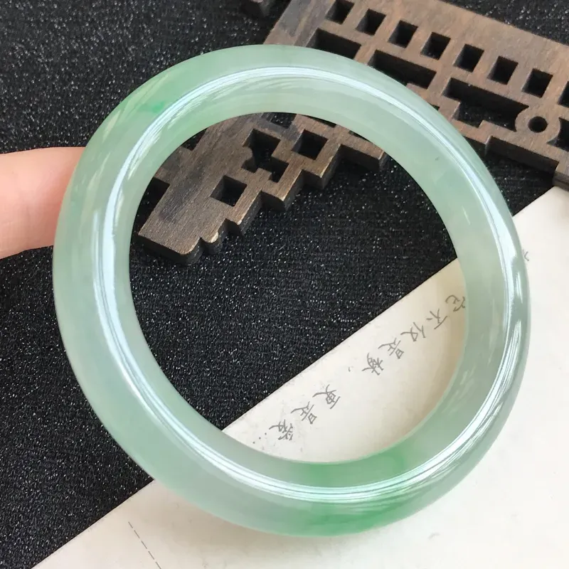 【圈口54.1mm,飘绿翡翠圆条手镯,上手高贵典雅,优雅大方,编号 ln-11.29.1】图8