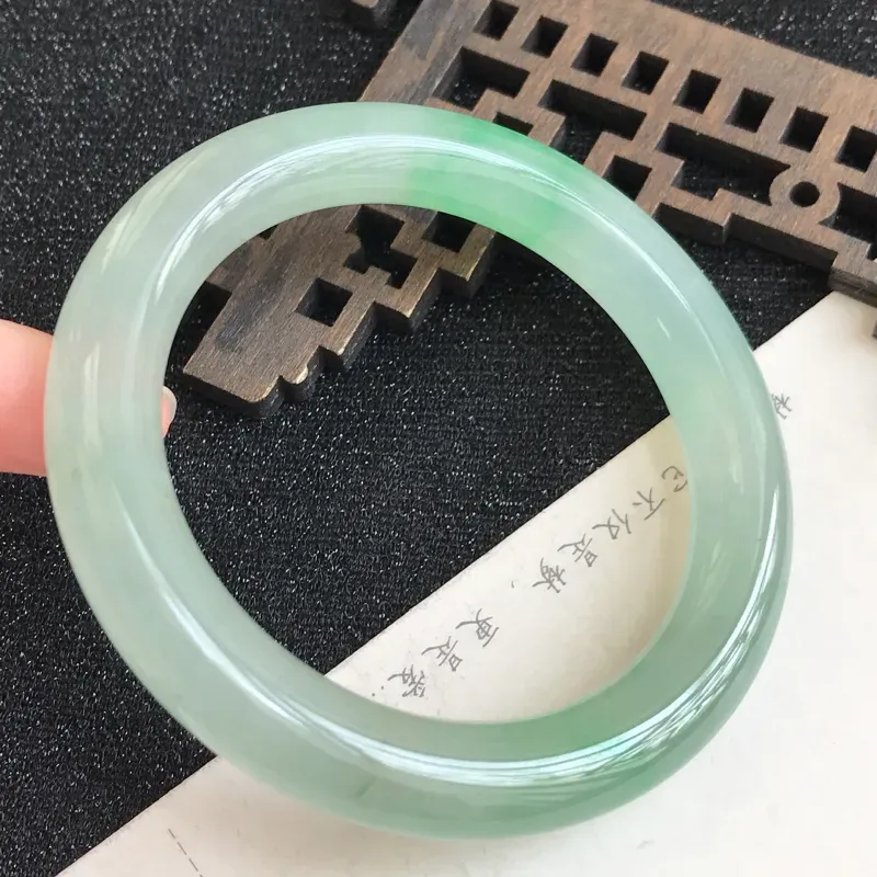 【圈口54.1mm,飘绿翡翠圆条手镯,上手高贵典雅,优雅大方,编号 ln-11.29.1】图5