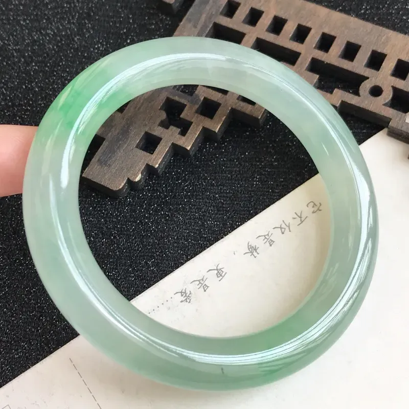 【圈口54.1mm,飘绿翡翠圆条手镯,上手高贵典雅,优雅大方,编号 ln-11.29.1】图4