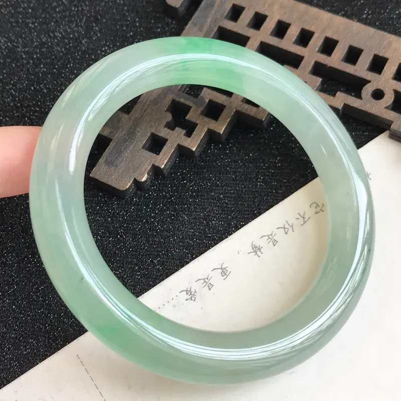 【圈口54.1mm,飘绿翡翠圆条手镯,上手高贵典雅,优雅大方,编号 ln-11.29.1】图3