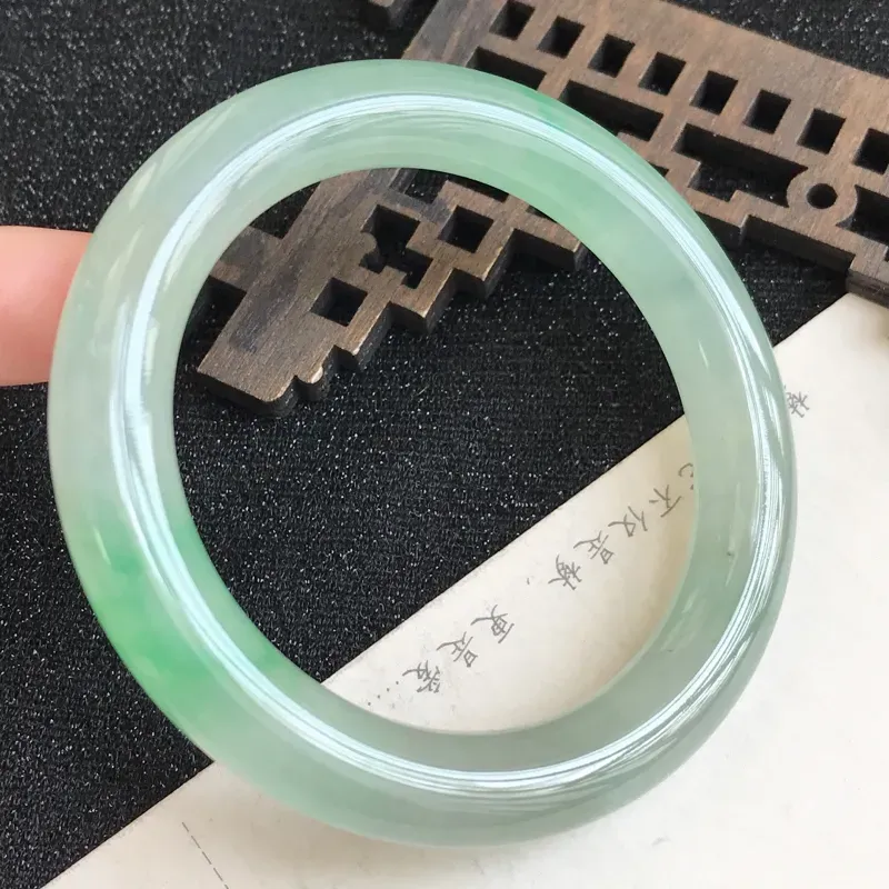 【圈口54.1mm,飘绿翡翠圆条手镯,上手高贵典雅,优雅大方,编号 ln-11.29.1】图7