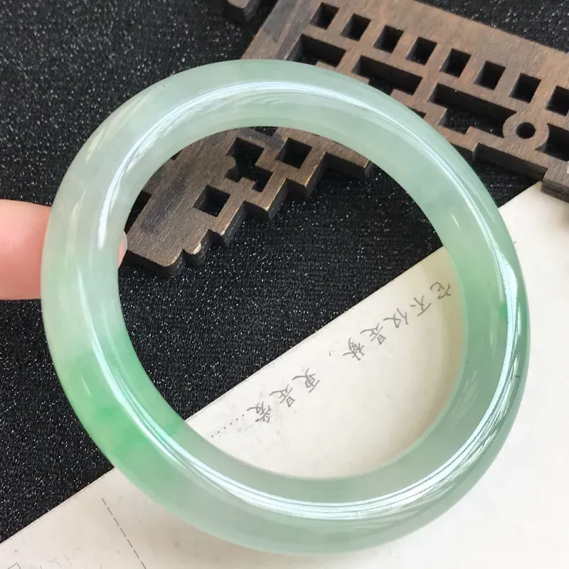 【圈口54.1mm,飘绿翡翠圆条手镯,上手高贵典雅,优雅大方,编号 ln-11.29.1】图2