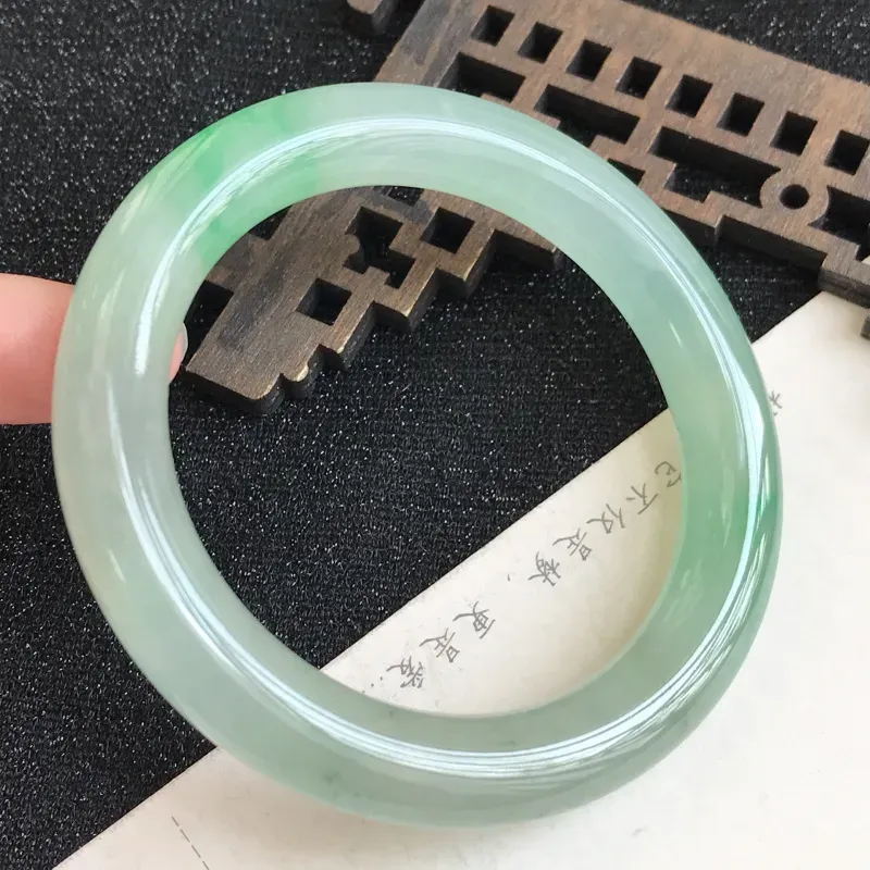 【圈口54.1mm,飘绿翡翠圆条手镯,上手高贵典雅,优雅大方,编号 ln-11.29.1】图6