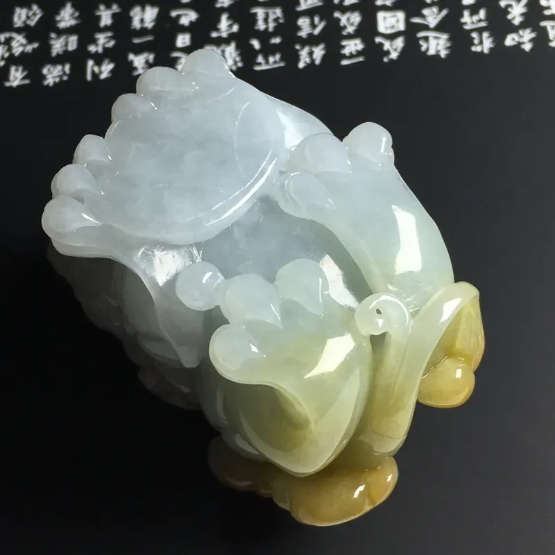 黄翡貔貅手玩件 尺寸60-46-38毫米 色彩亮丽 雕工精湛