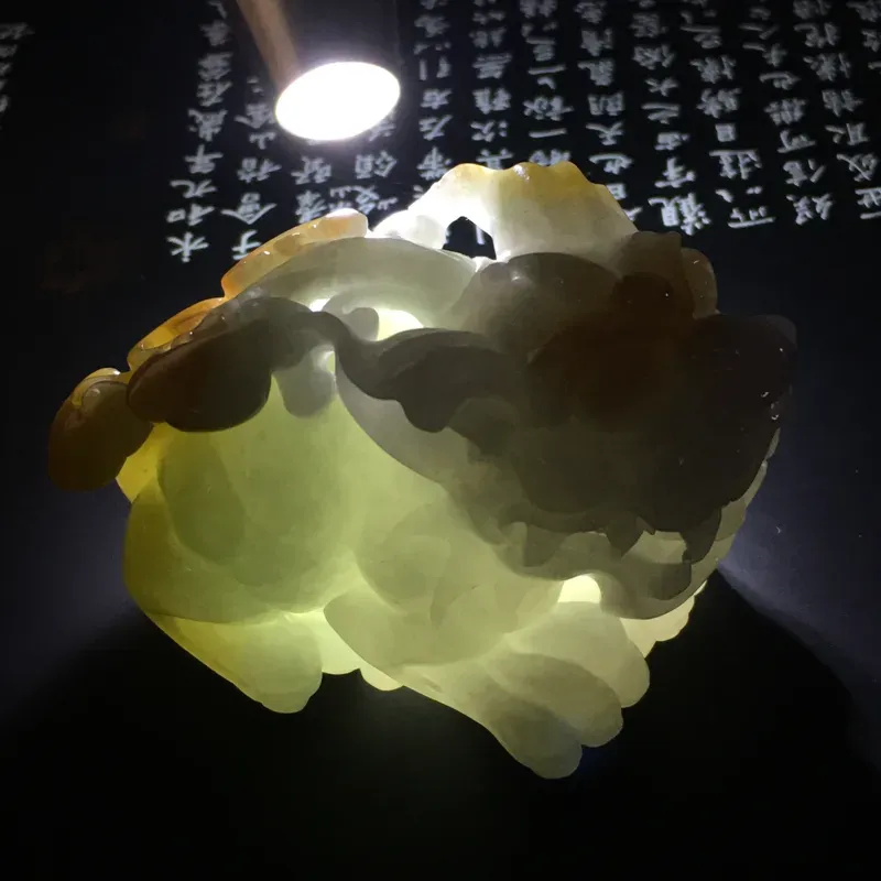 黄翡貔貅手玩件 尺寸60-46-38毫米 色彩亮丽 雕工精湛
