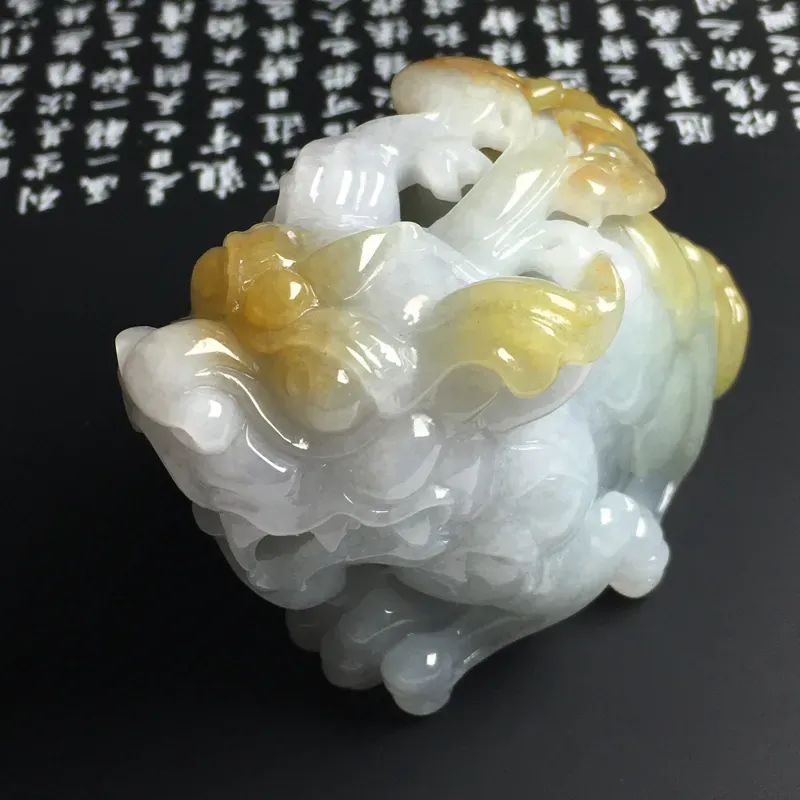 黄翡貔貅手玩件 尺寸60-46-38毫米 色彩亮丽 雕工精湛