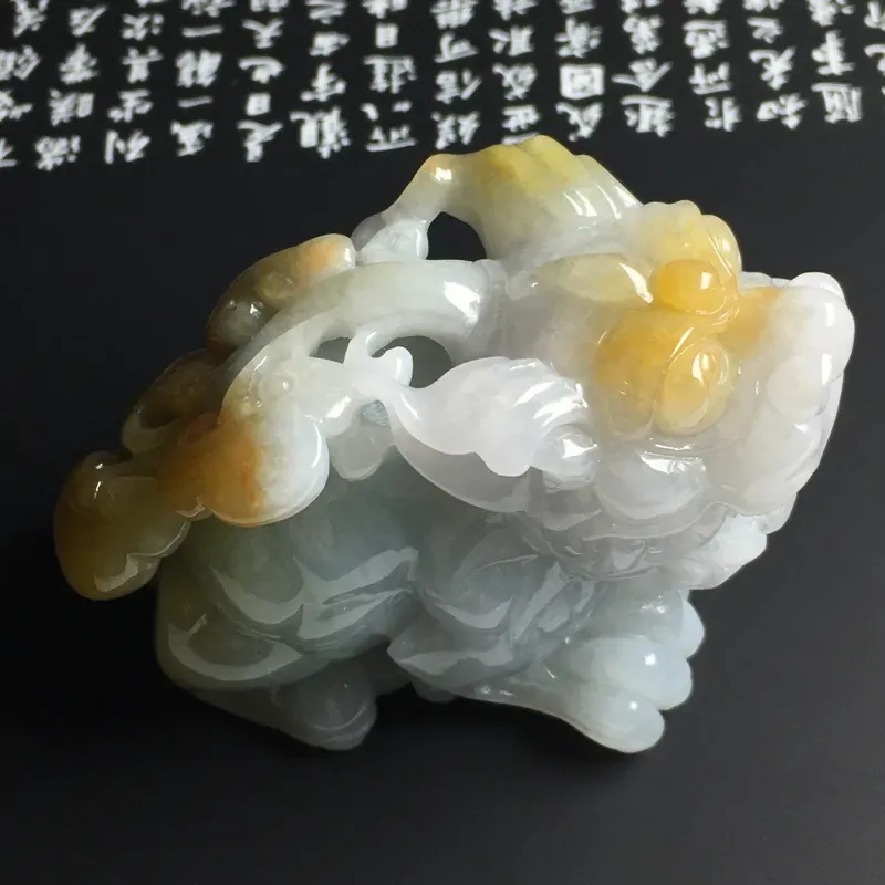 黄翡貔貅手玩件 尺寸60-46-38毫米 色彩亮丽 雕工精湛